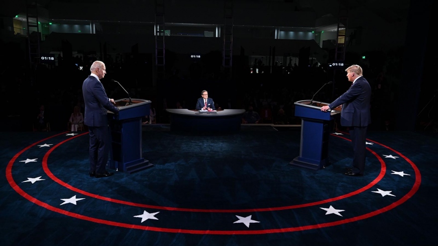 Video: 2 ứng viên Tổng thống Mỹ Trump và Biden bước vào cuộc tranh luận đầu tiên